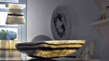 «Δουλεύω 12 μήνες κάτω από το κυκλαδίτικο φως» -Ο Γερμανός γλύπτης που εμπνέεται από το μάρμαρο της Νάξου εδώ και 40 χρόνια