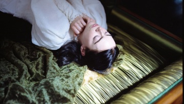 Γιώργος Λάνθιμος για «Poor Things» και Γουίλεμ Νταφόε: «Χρειάζονταν έξι ώρες για να τοποθετηθούν τα προσθετικά του»