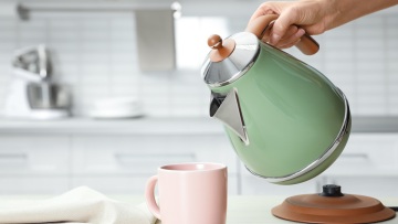 Πώς καθαρίζουμε τον βραστήρα μας σε μόλις 5 λεπτά