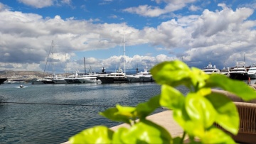 Καιρός: Σε φθινοπωρινά επίπεδα η θερμοκρασία - Εξασθενούν σταδιακά οι θυελλώδεις άνεμοι