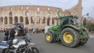 Ιταλία: Τέσσερα τρακτέρ έφτασαν στο κέντρο της Ρώμης - Το βράδυ πορεία στον περιφερειακό έξω από την ιταλική πρωτεύουσα	