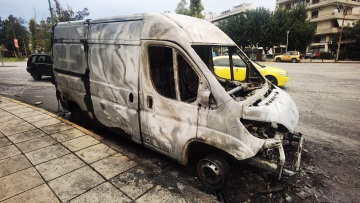 Ζωγράφου: Νεαροί έκαψαν αυτοκίνητα στην Πανεπιστημιούπολη - Δείτε φωτογραφίες