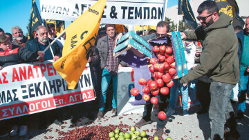 Το κίνημα των τρακτέρ: Αυξήσεις 240% από το χωράφι στο ράφι - Πώς συνδέονται τα μπλόκα με την ακρίβεια