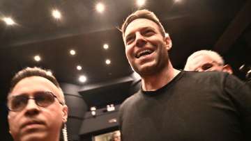 Χειροκροτήματα αλλά και αποδοκιμασίες στην άφιξη Κασσελάκη στην εκδήλωση της Κεντροαριστεράς - Δείτε βίντεο