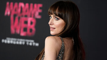 Ντακότα Τζόνσον: Το σχεδόν γυμνό φόρεμα που επέλεξε η ηθοποιός στην πρεμιέρα της «Madame Web»