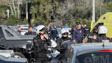 Γλυφάδα: Βίντεο από τη στιγμή που αστυνομικοί κάνουν έφοδο στα γραφεία της ναυτιλιακής εταιρείας