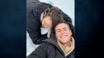 Στέφανος Κασσελάκης - Τάιλερ Μακμπέθ: Γιορτάζουν τον Άγιο Βαλεντίνο με μια τρυφερή φωτογραφία τους στα χιόνια