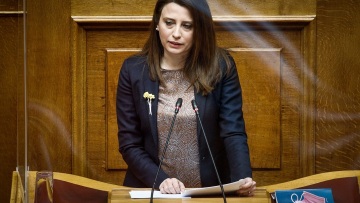 Η Κασσιμάτη... καρφώνει τον Ραγκούση με αφορμή την κομματική πειθαρχία για τα ομόφυλα: Αν εκλεγεί ποτέ βουλευτής, θα τον ειδοποιήσουμε