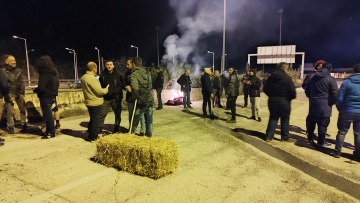 Ουρές στην Εγνατία: Αγρότες από τα Ιωάννινα απέκλεισαν τον λιμάνι της Ηγουμενίτσας - Δείτε βίντεο