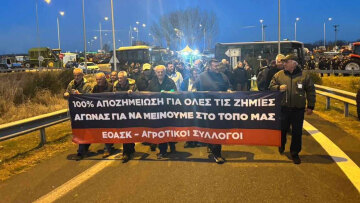 Νέα μπλόκα των αγροτών σε Λάρισα και Καρδίτσα - Σήκωσαν φαναράκια στον ουρανό στον Ε65