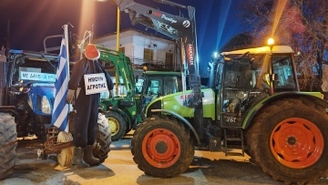 Μπλόκο των αγροτών στην παλιά Ε.Ο Ιωαννίνων - Κοζάνης (βίντεο)