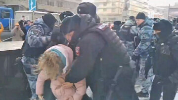 Ναβάλνι: 110 συλλήψεις στη Ρωσία μετά τον θάνατό του - Η οικογένεια απαιτεί από τη Μόσχα να επιστραφεί η σορός του