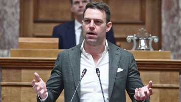 Στέφανος Κασσελάκης: Επιμένει στο ερωτηματολόγιο παρά τις αντιδράσεις - Πυρ ομαδόν από Γεροβασίλη, Σπίρτζη, Ρήγα, Νοτοπούλου