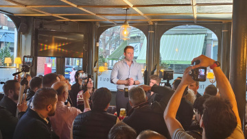 Στέφανος Κασσελάκης: Μίλησε σε παμπ στο Λονδίνο - Δείτε βίντεο