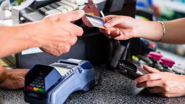 Αντίστροφη μέτρηση για τη διασύνδεση ταμειακών μηχανών με POS - Πρόστιμα φωτιά σε όσους δεν θα συμμορφωθούν	