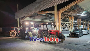 Αγρότες απέκλεισαν το τελωνείο των Ευζώνων - Bίντεο