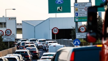 Αττική Οδός: Έσβησε  η φωτιά σε ΙΧ μετά την έξοδο Πεντέλης στο ρεύμα προς Ελευσίνα