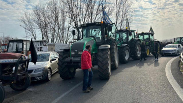 Αγρότες: Συνοδεία περιπολικών η κάθοδος στην Αθήνα, ξεκίνησαν τα πρώτα τρακτέρ - Δείτε βίντεο και φωτογραφίες