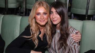 Νατάσα Θεοδωρίδου: Κοινή έξοδος με τη μεγάλη της κόρη - Οι χρωματικά αντίθετες εμφανίσεις