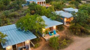 Παρέα φίλων χτίζει μια ολόκληρη πολιτεία από μικρά σπιτάκια για να ζουν ο ένας κοντά στον άλλο