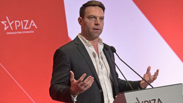 Αναδίπλωση Κασσελάκη μετά το μπλόκο των κορυφαίων: Η θητεία ως το 2027, ο Τεμπονέρας και η λευκή επιταγή