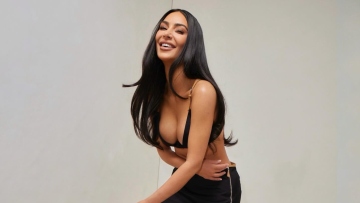 Κιμ Καρντάσιαν: Πόζαρε με μίνι και μαγιό - Της γράφουν «ντύνεσαι σαν έφηβη ενώ μοιάζεις με 50»