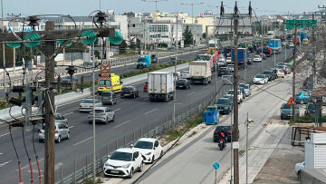 Έφυγαν τα τρακτέρ από την Αθήνα, άνοιξαν οι δρόμοι - Δείτε βίντεο και φωτογραφίες