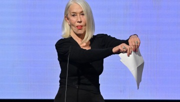 Έλεν Μίρεν: Είχε σοβαρό λόγο που έσκισε την ευχαριστήρια ομιλία της σε τελετή βράβευσης (βίντεο)