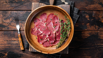 Παστουρμάς vs παστράμι: Ομοιότητες, διαφορές και χρήσεις τους στην κουζίνα (+ συνταγές)