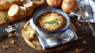 Η γαλλική κρεμμυδόσουπα σε 7 λαχταριστές εκδοχές