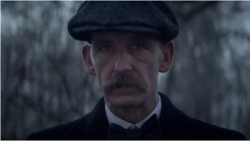 Πολ Άντερσον: Αγνώριστος ο πρωταγωνιστής του «Peaky Blinders» σε πρόσφατη έξοδο