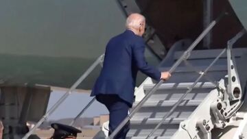 Τζο Μπάιντεν: Παραπάτησε δύο φορές μπαίνοντας στο Air Force One παρά τη μικρότερη σκάλα που του έβαλαν