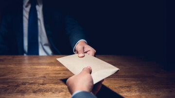 «Δεν θα το πάρει τζαμπέ, θα το πληρώσει»: Οι διάλογοι που έκαψαν τους υπαλλήλους που έπαιρναν «γρηγορόσημα» στο Κιλκίς