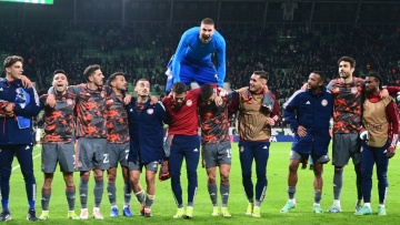 Ολυμπιακός: Παίκτες και οπαδοί γιόρτασαν την πρόκριση με το «Είσαι στο μυαλό...» - Δείτε βίντεο