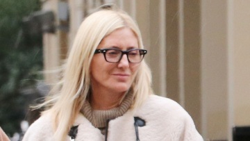 Μαρί Σαντάλ: Στο κέντρο της Αθήνας με άνετο σύνολο - Η έξοδος με τον σύζυγό της