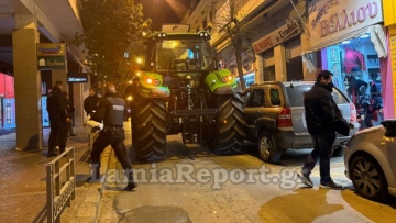 Λαμία: Τρελή πορεία τρακτέρ στο κέντρο που πέρασε ξυστά από ταξί, ξήλωσε καθρέφτες και σφήνωσε - Βίντεο και φωτογραφίες
