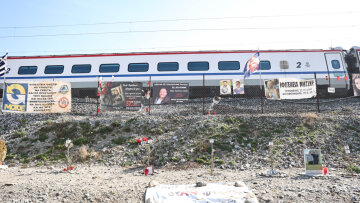 Τραγωδία στα Τέμπη: Τελέστηκε το ετήσιο μνημόσυνο για τα θύματα του δυστυχήματος