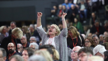 Συνέδριο ΣΥΡΙΖΑ: Μύριζε μπαρούτι στην αρένα του Παλαιού Φαλήρου - Τα γιουχαΐσματα, οι αντιπαραθέσεις και οι υπογραφές