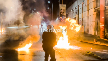 Θεσσαλονίκη: Οκτώ προσαγωγές μετά τις επιθέσεις κουκουλοφόρων με μολότοφ και πέτρες έξω από το ΑΠΘ