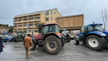 Αγρότες με τρακτέρ απέκλεισαν το Τελωνείο στη Λάρισα - Δείτε βίντεο και φωτογραφίες