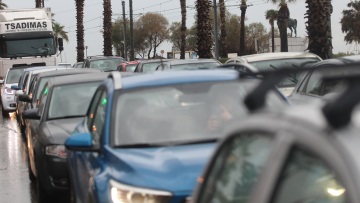 Μπουλντόζα έφυγε πάνω από νταλίκα που «δίπλωσε» στη λεωφ. Βουλιαγμένης