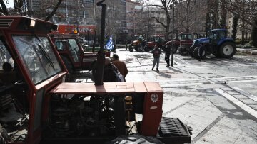 Αγρότες: Άδειασαν σανό στο τελωνείο Λάρισας και συνέχισαν με τα τρακτέρ στην κεντρική πλατεία
