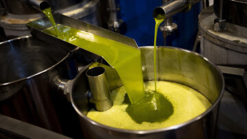 «Σήκωσαν» πάνω από μισό τόνο ελαιόλαδου από αποθήκη στο Λασίθι