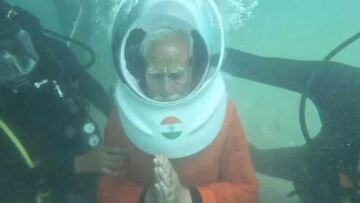 Ινδία: Βίντεο από τη στιγμή που ο πρωθυπουργός Μόντι προσεύχεται στον βυθό της θάλασσας