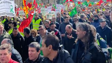 Ισπανία: «Ασφυκτιούμε» - Χιλιάδες αγρότες με τα τρακτέρ τους στους δρόμους της Μαδρίτης