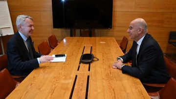 Στο Ελσίνκι ο Δένδιας - Συζητά την υιοθέτηση του φινλανδικού μοντέλου εφεδρείας από τον ελληνικό στρατό