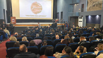 Καρδίτσα: «Μαμά θα αργήσω» - Τα συγκινητικά λόγια συγγενών των θυμάτων σε εκδήλωση μνήμης για την τραγωδία στα Τέμπη