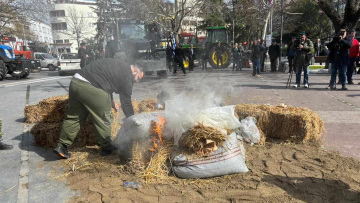 Λάρισα: Έκαψαν άχυρα και λάστιχα οι αγρότες στην κεντρική πλατεία - Δείτε βίντεο και φωτογραφίες