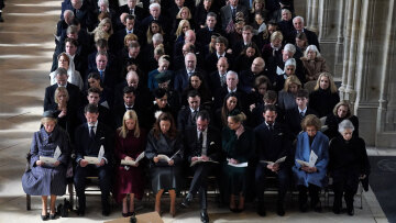 Κωνσταντίνος: Οι γαλαζοαίματοι τίμησαν τη μνήμη του - Η οικοδέσποινα Καμίλα, το μπορντό της Μαρί Σαντάλ, αγκαζέ Φελίπε και Λετίθια 