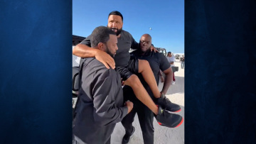 Ο DJ Khaled έβαλε τους σωματοφύλακές να τον σηκώσουν στα χέρια για να μην λερωθούν τα Air Jordan του - Δείτε βίντεο